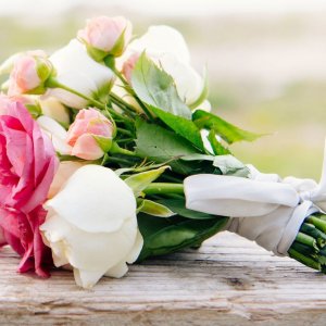 Svatební kytice pro nevěstu z růžových a bílých růží