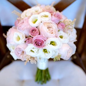 Svatební kytice pro nevěstu z růžových a bílých růží