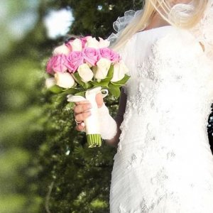 Svatební kytice pro nevěstu z bílých a růžových růží
