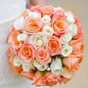 Svatební kytice pro nevěstu z bílých a růžových růží