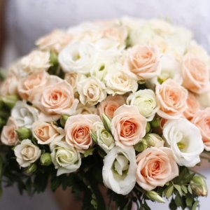 Svatební kytice pro nevěstu z růžových a bílých růží 