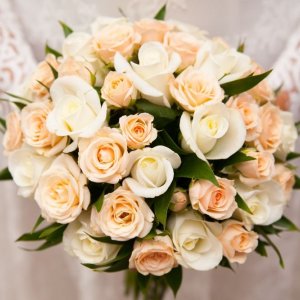 Svatební kytice pro nevěstu z bílých a růžových růží 