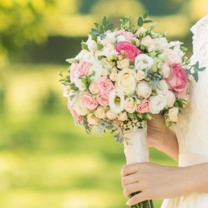 Svatební kytice pro nevěstu z bílých a růžových růží 