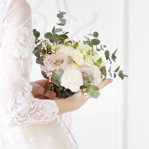 Svatební kytice pro nevěstu z bílých a růžových růží a eucalyptu