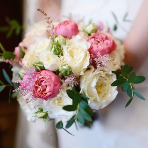 Svatební kytice pro nevěstu z bílých a růžových růží a eucalyptu