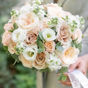 Svatební kytice pro nevěstu z bílých a růžových a růží a eucalyptu