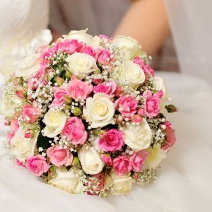 Svatební kytice pro nevěstu z bílých a růžových růží a gypsophily