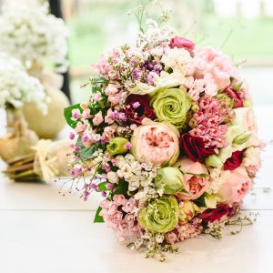 Svatební kytice pro nevěstu z bílých a růžových růží a gypsoplily