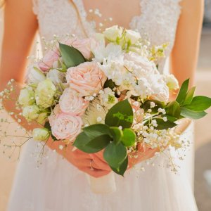 Svatební kytice pro nevěstu z bílých a růžových růží ,eucalyptu a gypsophily