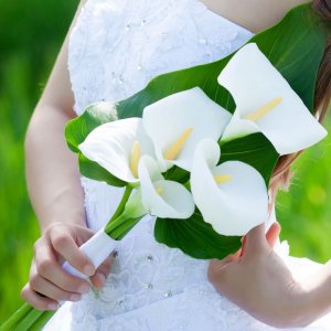 Svatební kytice pro nevěstu z bílých kal