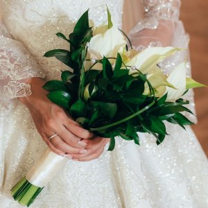 Svatební kytice pro nevěstu z bílých kal a eucalyptu
