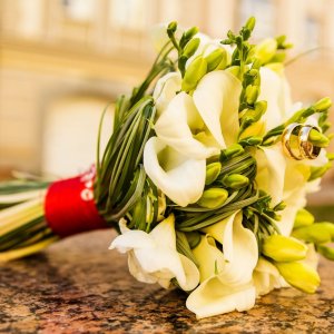 Svatební kytice pro nevěstu z bílých kal a frézie