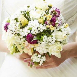 Svatební kytice pro nevěstu z bílých růží