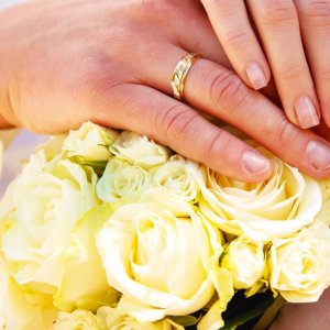 Svatební kytice pro nevěstu z bílých růží