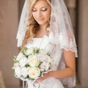 Svatební kytice pro nevěstu z bílých růží 