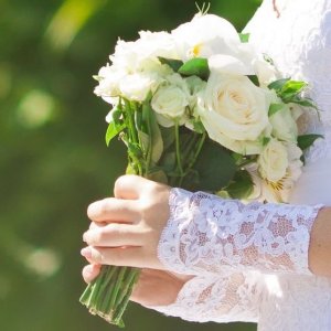 Svatební kytice pro nevěstu z bílých růží 