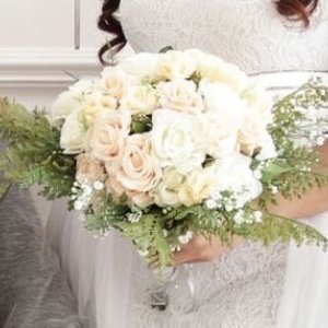 Svatební kytice pro nevěstu z bílých růží a arachniodesu