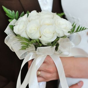 Svatební kytice pro nevěstu z bílých růží a arachniodu