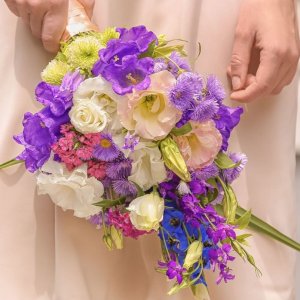 Svatební kytice pro nevěstu z bílých růží a chryzantém