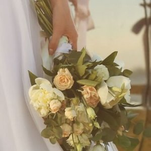 Svatební kytice pro nevěstu z bílých růží a eucalyptu