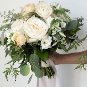 Svatební kytice pro nevěstu z bílých růží a eucalyptu