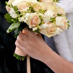 Svatební kytice pro nevěstu z bílých růží a frézie