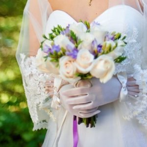 Svatební kytice pro nevěstu z bílých růží a frézie