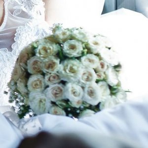 Svatební kytice pro nevěstu z bílých růží a gypsophily