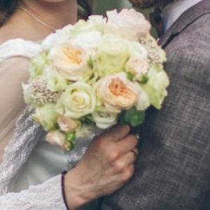 Svatební kytice pro nevěstu z bílých růží a gypsophily