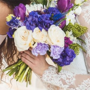 Svatební kytice pro nevěstu z bílých růží a veronic