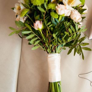 Svatební kytice pro nevěstu z bílých růží, chryzantém a eucalyptu