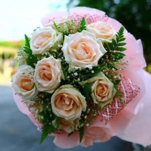 Svatební kytice pro nevěstu z bílých růží ,gypsophily a arachniodes