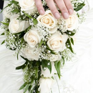 Svatební kytice pro nevěstu z bílých růží, eucalyptu a gypsophily