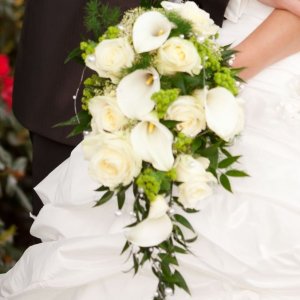 Svatební kytice pro nevěstu z bílých růží, kaly  a eucalyptu