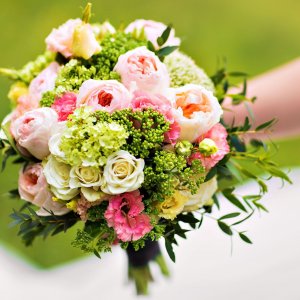 Svatební kytice pro nevěstu z bílých růží růžových růží a eucalyptu 