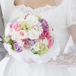 Svatební kytice pro nevěstu z bílých,růžových a fialových růží