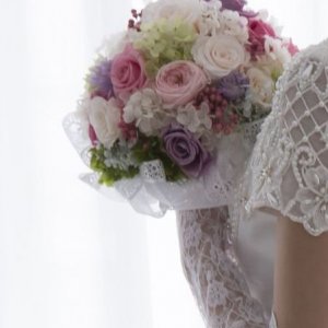 Svatební kytice pro nevěstu z růžových,bílých a fialových růží