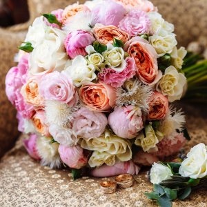Svatební kytice pro nevěstu z bílých,růžových a oranžových růží