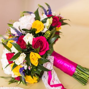 Svatební kytice pro nevěstu z bílých,růžových a žlutých růží a eucalyptu