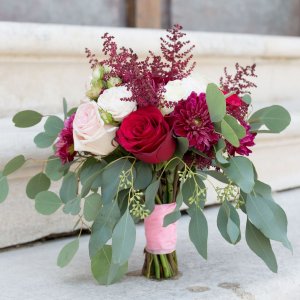 Svatební kytice pro nevěstu z červených a bílých růží 