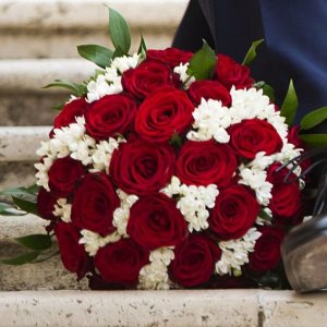 Svatební kytice pro nevěstu z červených růží