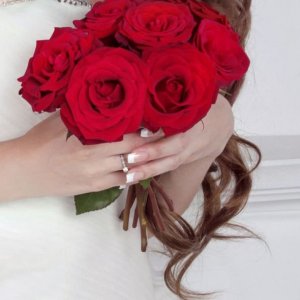 Svatební kytice pro nevěstu z červených růží