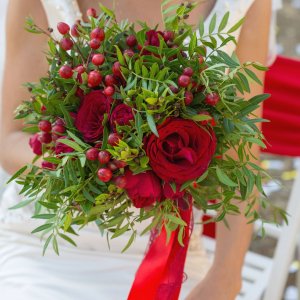Svatební kytice pro nevěstu z červených růží a eucalyptu