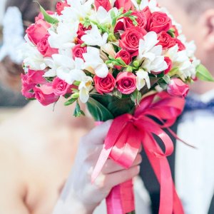 Svatební kytice pro nevěstu z červených růží a frézie