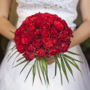 Svatební kytice pro nevěstu z červených růží a palm chico jumbo
