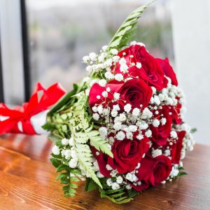 Svatební kytice pro nevěstu z červených růží,gypsophily a arachniodes