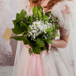 Svatební kytice pro nevěstu z chryzantémy a gypsophily