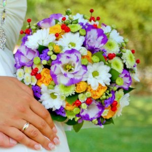 Svatební kytice pro nevěstu z chryzantémy a růží
