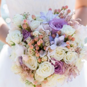 Svatební kytice pro nevěstu z fialových a bílých růží