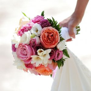 Svatební kytice pro nevěstu z fialových,oranžových,bílých a růžových růží